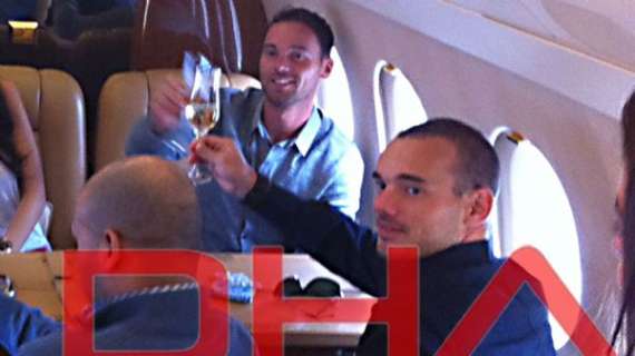 FOTO - Brindisi in volo per Sneijder: con lui in aereo...