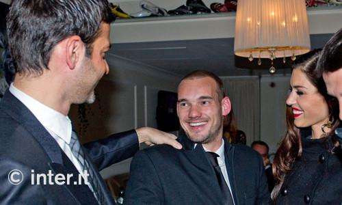 FOTO - Sneijder e Strama, la serata dei sorrisi 