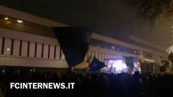 VIDEO - L'Inter sfida la Juve: la carica dei tifosi nerazzurri fuori da San Siro 