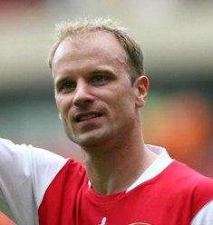 VIDEO - Arsenal, una statua per Bergkamp