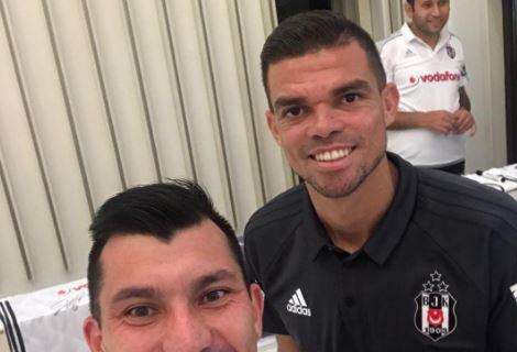 Beşiktaş, Medel posa con Pepe: "Questa coppia fa paura"