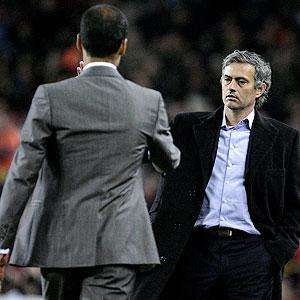 Guardiola stringe la mano a Mourinho