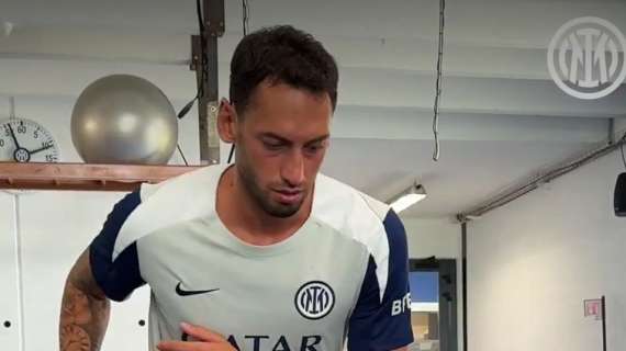 Appiano Gentile, terra di abbracci: momento tenerezza tra Calhanoglu e il 'bro' Thuram