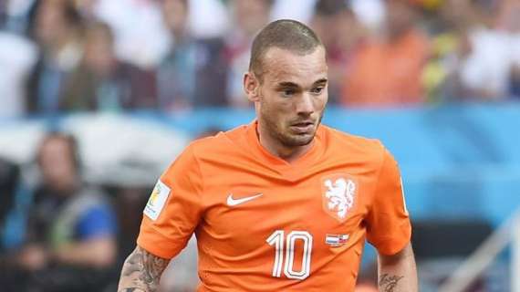 VIDEO - Sneijder, addio da brividi alla Nazionale: saluta i compagni a uno a uno, tutto lo stadio in piedi