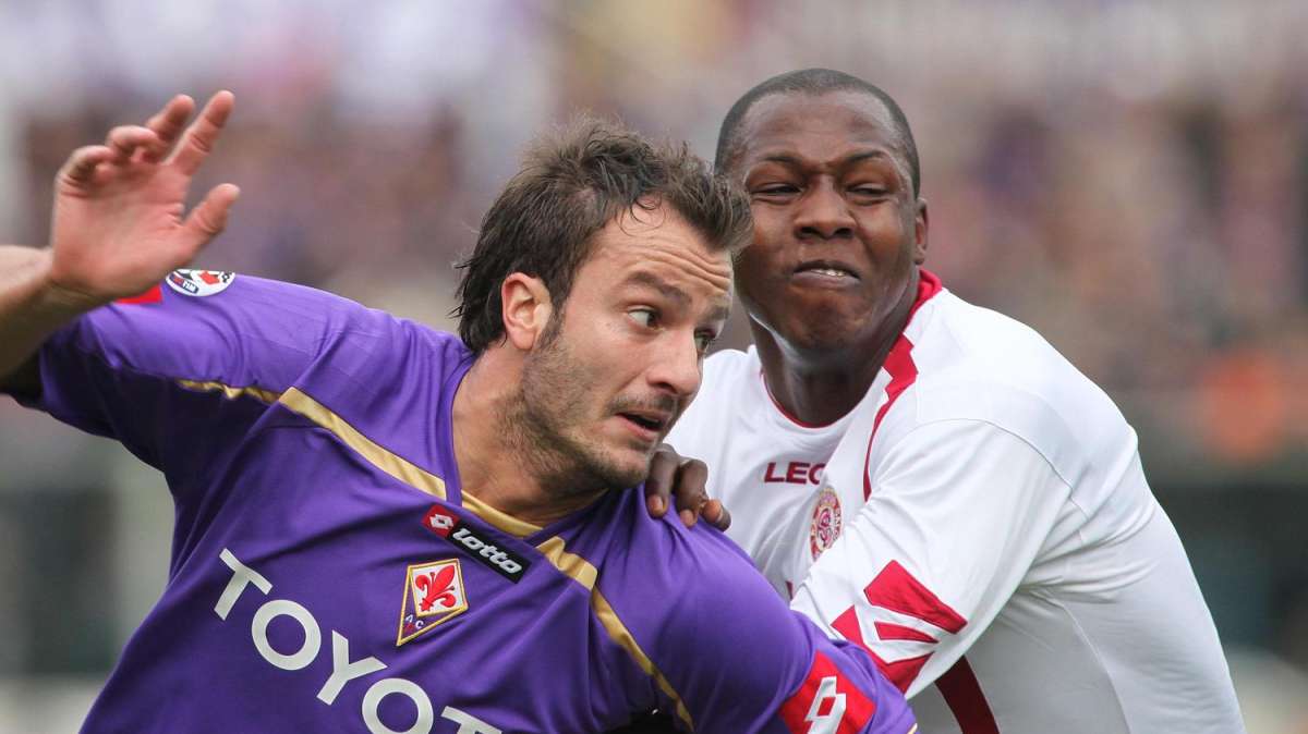 Rivas in contrasto con Gilardino durante lo scorso Fiorentina-Livorno