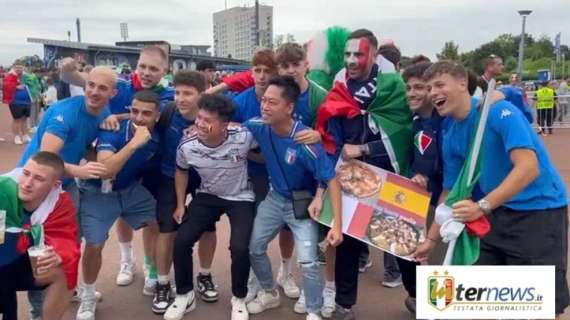 VIDEO - Entusiasmo azzurro a Gelsenkirchen. Cori dei tifosi e spunta una maglia di... Schillaci