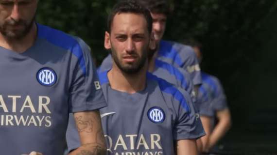 Calhanoglu torna in gruppo e punta il derby, l'Inter lo riabbraccia: "Calha is back"