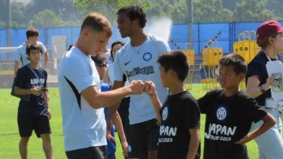 Barella, partitella e consiglio ad un piccolo calciatore locale: "La cosa importante è divertirsi"