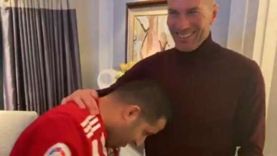 Il presidente dell'Almeria vendica Materazzi con Zidane. Poi lo tagga: "Ho colpito abbastanza forte?"