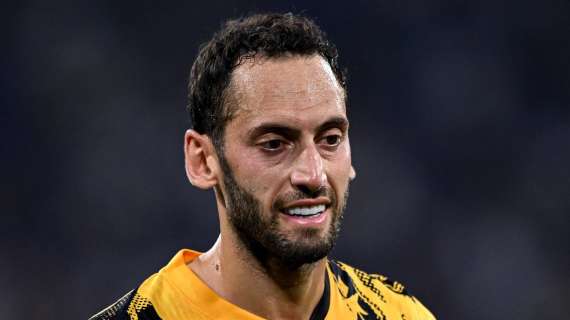 Arda Turan consola Calhanoglu: "Orgoglioso di te. Grazie per averci rappresentato al massimo livello"