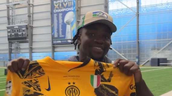 Due stelle della NFL tifano Inter: tra l'in bocca al lupo di Boye Mafe e la maglia per Bijan Robinson