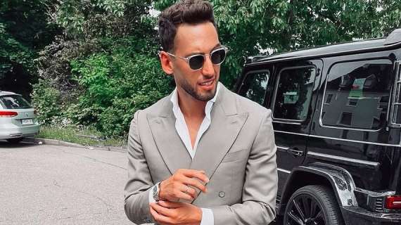 Calhanoglu al matrimonio del fratello. Il nerazzurro sfoggia l'outfit sui social