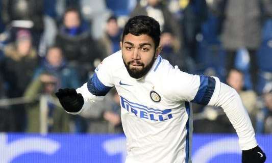 Gabigol all'inaugurazione del nuovo negozio Deutsche Bank Easy, foto e autografi con i tifosi