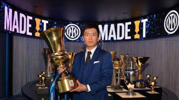 La Coppa Italia arriva in sede: Zhang la solleva nella sala dei trofei