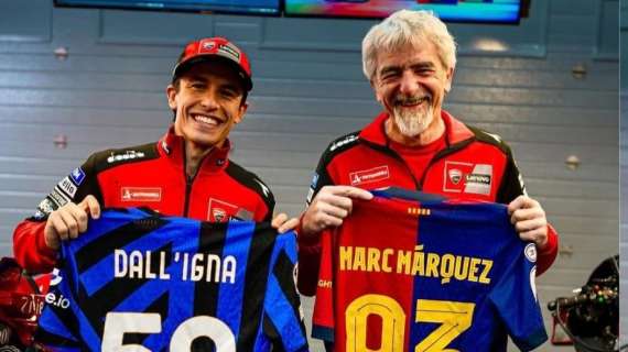Barcellona-Inter infiamma il box Ducati: scambio di maglie tra Marc Marquez e il DG Dall'Igna