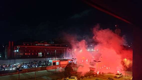 VIDEO - Scudetto a tutti i costi: hotel del Cagliari sotto assedio dei tifosi del Napoli in missione disturbo