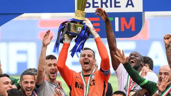 L'Inter festeggia i 41 anni di Handanovic: "Punto fermo per undici anni, cinque trofei alzati con la fascia la braccio"