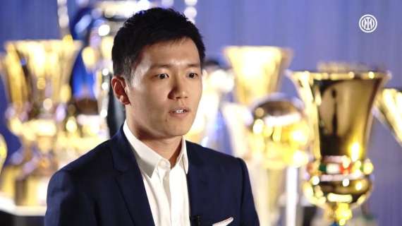 Steven Zhang sistema la Supercoppa nella sala trofei: "È nostra, di nuovo"