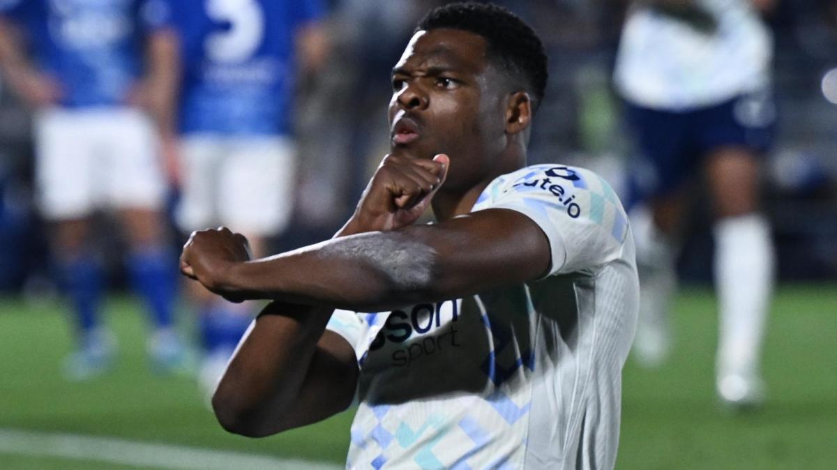 Dumfries festeggia il 30esimo compleanno, l'Inter: "È diventato un pilastro"