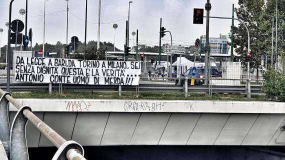 FOTO - Striscione del tifo juventino contro Antonio Conte fuori San Siro