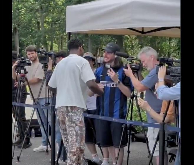 VIDEO - Thuram arriva a Clairefontaine... e corre a salutare un interista