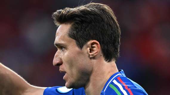 Chiesa allontana il mercato: "Sono felice al Liverpool". Poi attacca la Juve