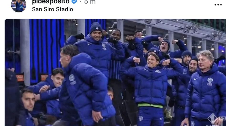 I compagni mimano la sua esultanza in panchina, Pio Esposito dopo il primo gol nerazzurro a San Siro: "Insieme"