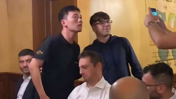 VIDEO - Selfie con i tifosi per Steven Zhang in una birreria di Monaco