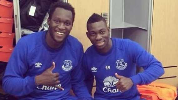 Lukaku ricorda Atsu: "Dura da accettare. Ti amerò per sempre"