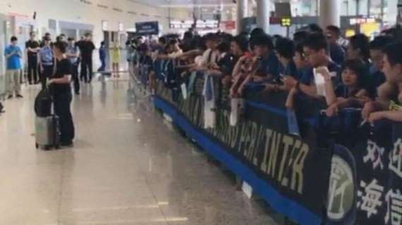 FOTO - Inter, all'aeroporto di Nanchino una folla attende i giocatori di Conte