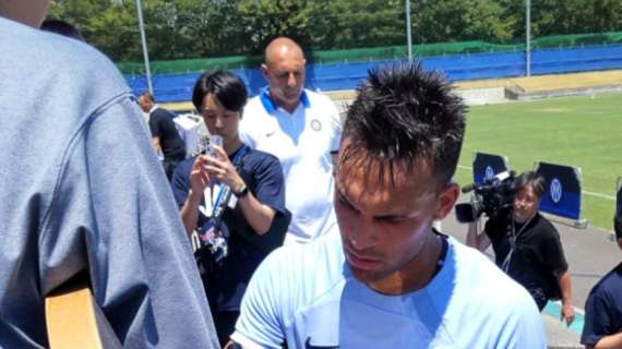 Allenamento a Tokyo sotto il solleone per l'Inter. Seduta di autografi per Lautaro