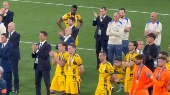 Applausi al PSG durante la premiazione, Luis Enrique ricambia in campo e... in conferenza. Lezione dell'Inter