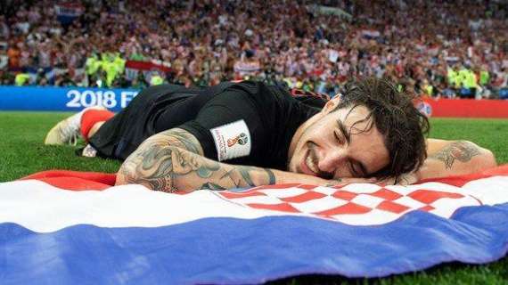 Vrsaljko sorridente sulla bandiera croata: foto da premio per Drago Sopta