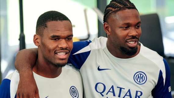 FOTO - Inter, domenica di lavoro e sorrisi ad Appiano Gentile: abbraccio tutto francese tra Thuram e Bonny