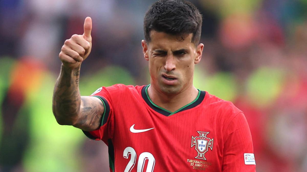 Romano: "L'Inter vuole Cancelo, anche oggi contatti con Mendes. Si lavora per provare ad anticipare il Barcellona"