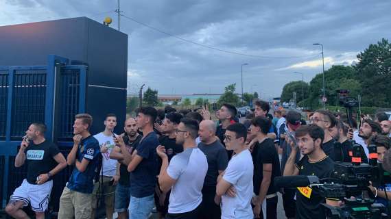 VIDEO - Lukaku atteso stasera a Linate, all'aeroporto presenti circa un centinaio di tifosi