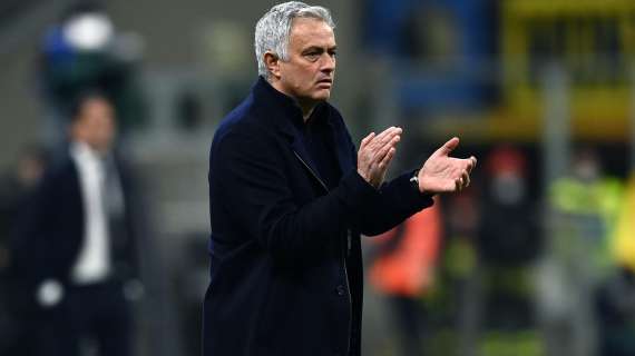 Mourinho carica la Roma: "Ora andiamo a Napoli: loro vogliono vincere per lo scudetto, noi per il quinto posto"