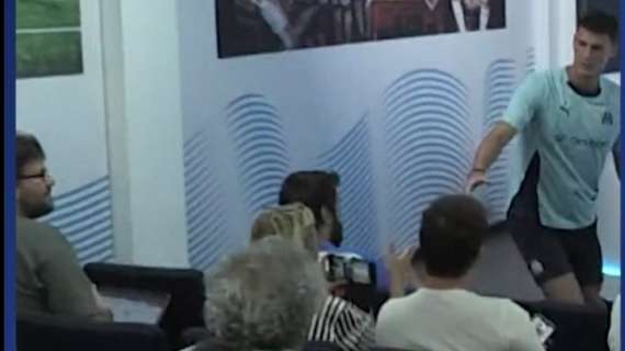 VIDEO - Benji il gentile: Pavard saluta tutti i giornalisti in sala stampa 