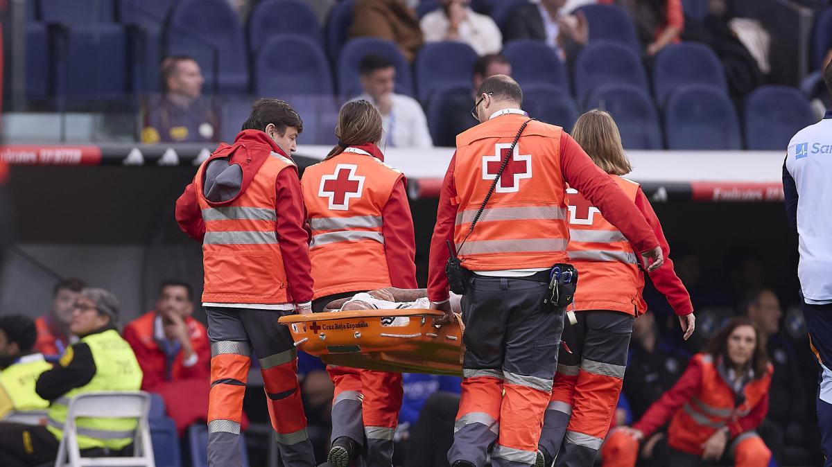 L'IFAB sperimenta una norma 'anti-furbetti': fuori 2 minuti chi chiede l'intervento dello staff medico