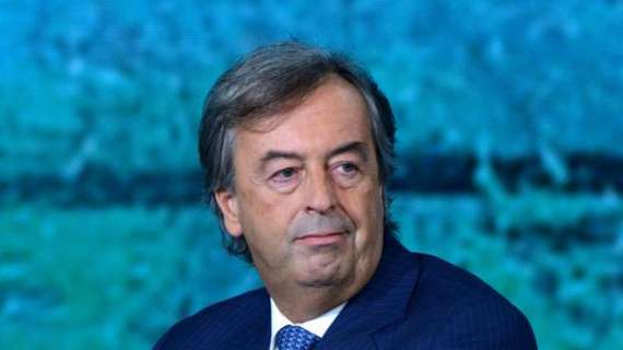 Burioni: "Speriamo si torni presto a parlare di calcio. Ma ora si deve giocare a porte chiuse: ecco perché"