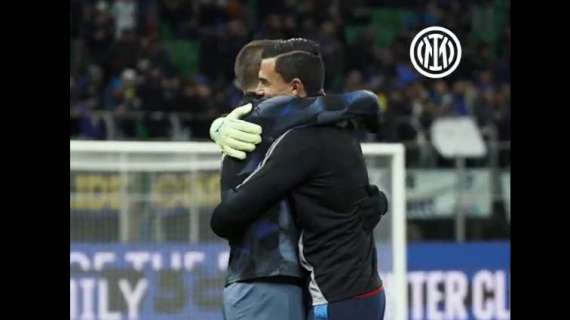 VIDEO - Inter-Como, abbraccio Audero-De Vrij nel prepartita del Meazza