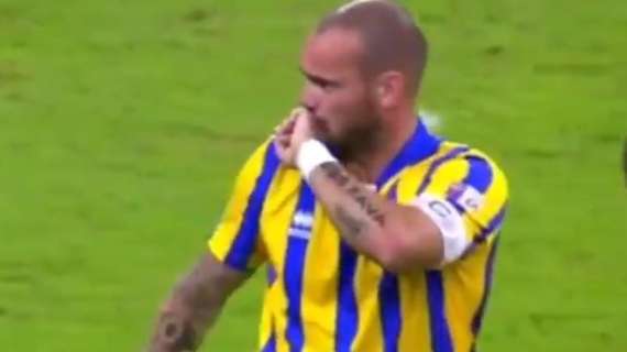 VIDEO - L'autogol è comico, Sneijder se la ride e poi "consola" il difensore