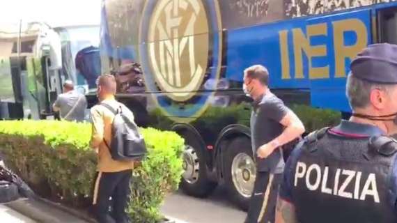 VIDEO - L'Inter arriva a Napoli: il pullman nerazzurro è accolto dai fischi 