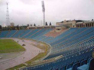 Il nome Neftchi? Significa "petrolieri". E lo stadio...