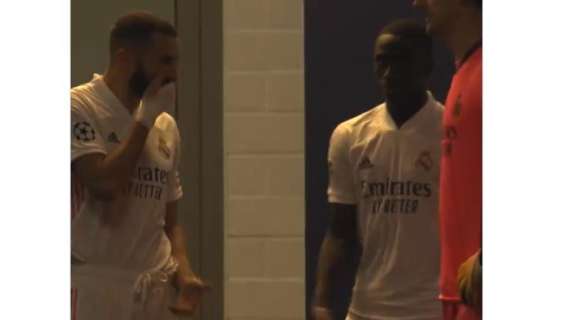 VIDEO - Caos in casa Real. Benzema: "Non passatela a Vinicius, sta giocando contro di noi"