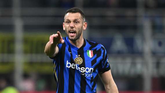 LIVE - Inter-Barcellona 4-3, 112': Dumfries esce dopo aver dato anche l'anima, dentro De Vrij