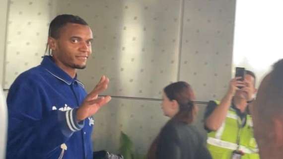 VIDEO - L'Inter abbraccia Akanji. Lo svizzero è atterrato a Linate, ora al CONI per l'idoneità sportiva