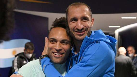 Chiellini, abbraccio con Lautaro Martinez nel ventre di Wembley prima della Finalissima