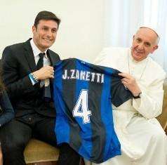 Zanetti racconta Papa Francesco: "Persona speciale. I calciatori siano ambasciatori di un mondo migliore"