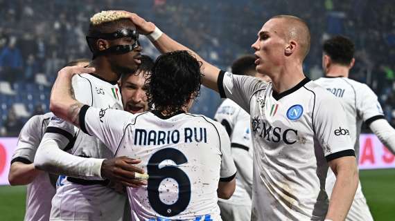 Scatto d'orgoglio del Napoli: sei reti a un Sassuolo sempre più disperato. Tripletta di Osimhen 